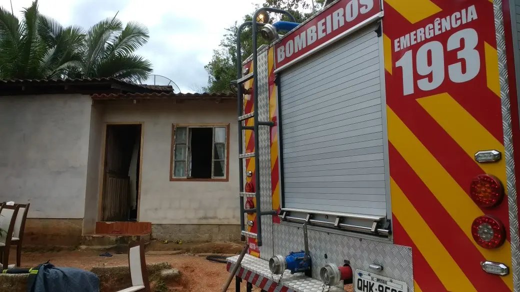 Cômodo de residência é atingido por chamas, no Tomaz Coelho