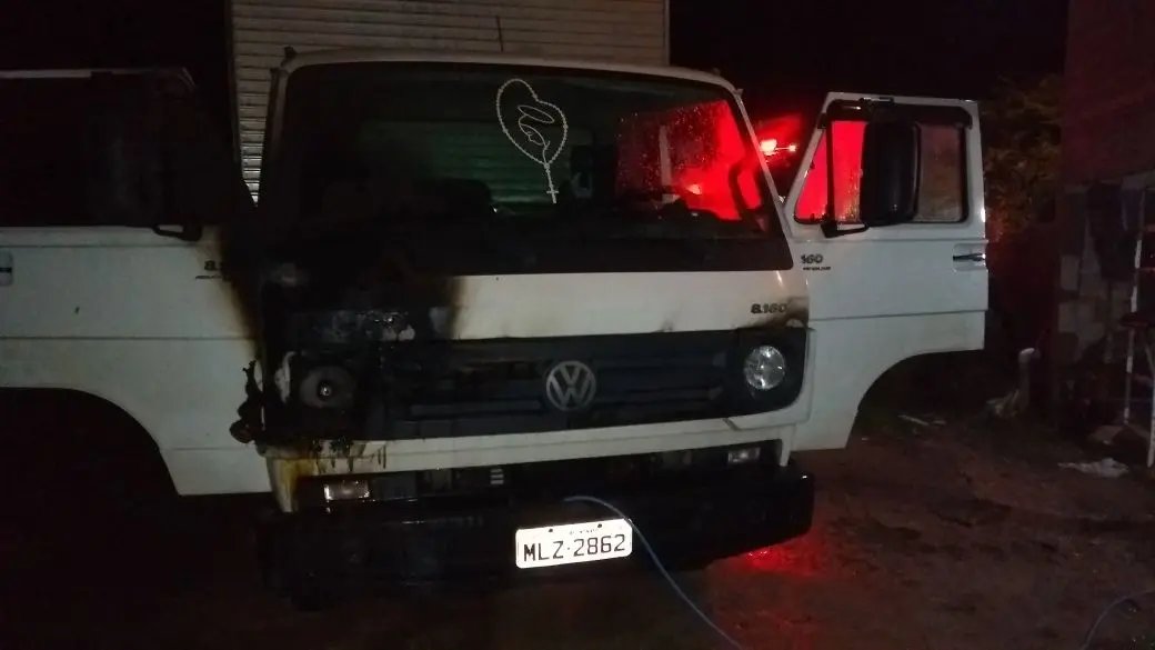 Caminhão pega fogo durante a madrugada em Guabiruba