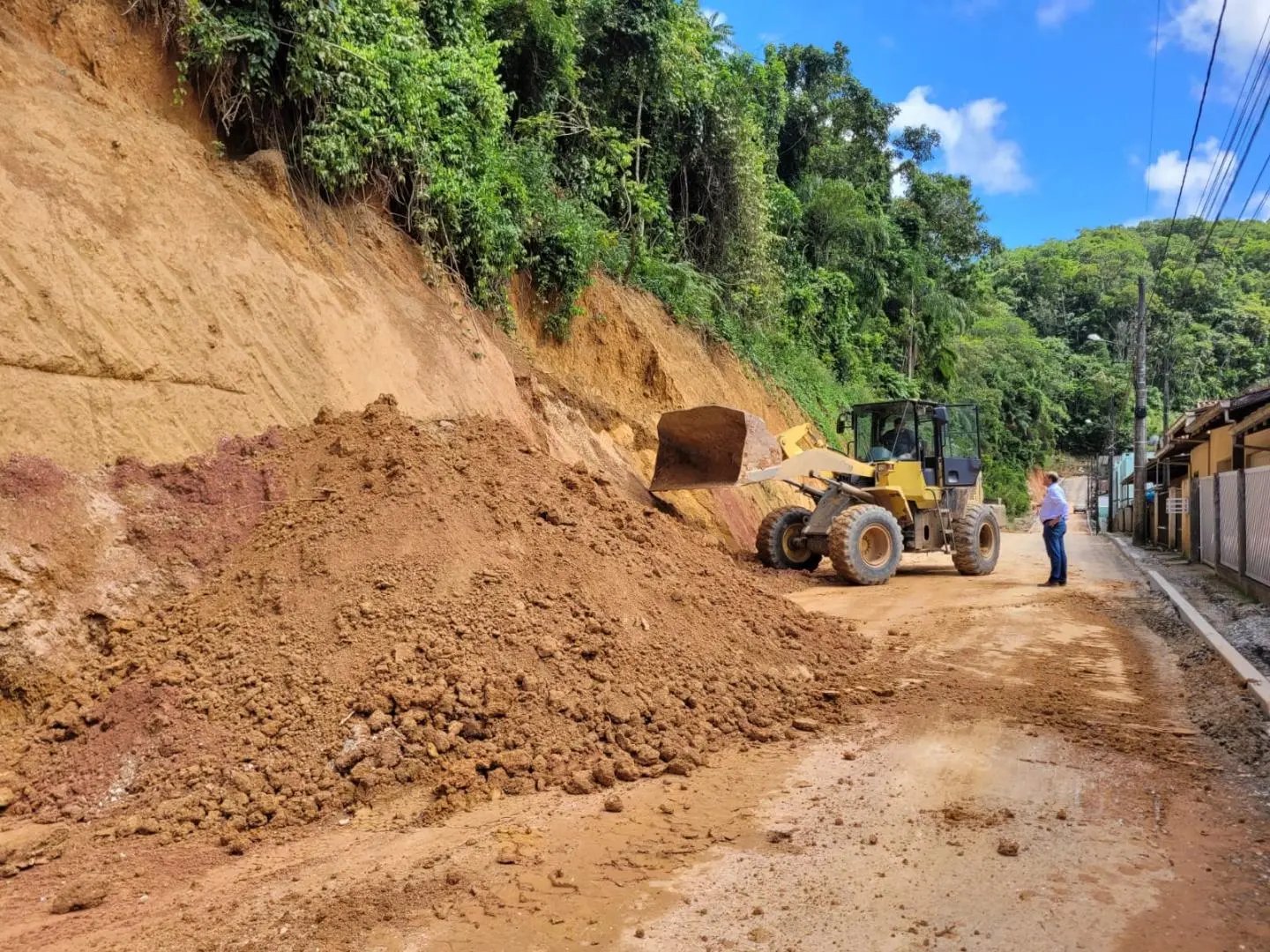Secretaria de Obras atua na libera&ccedil;&atilde;o de ruas atingidas por deslizamentos