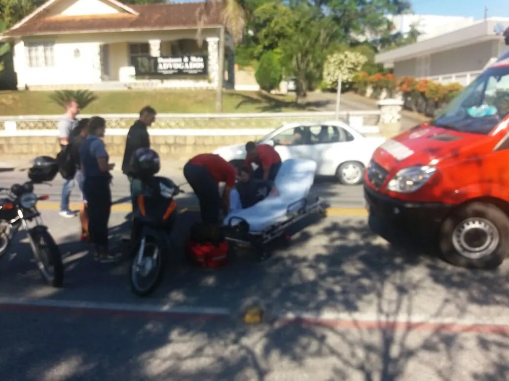 Motociclista fica ferida em acidente na Primeiro de Maio