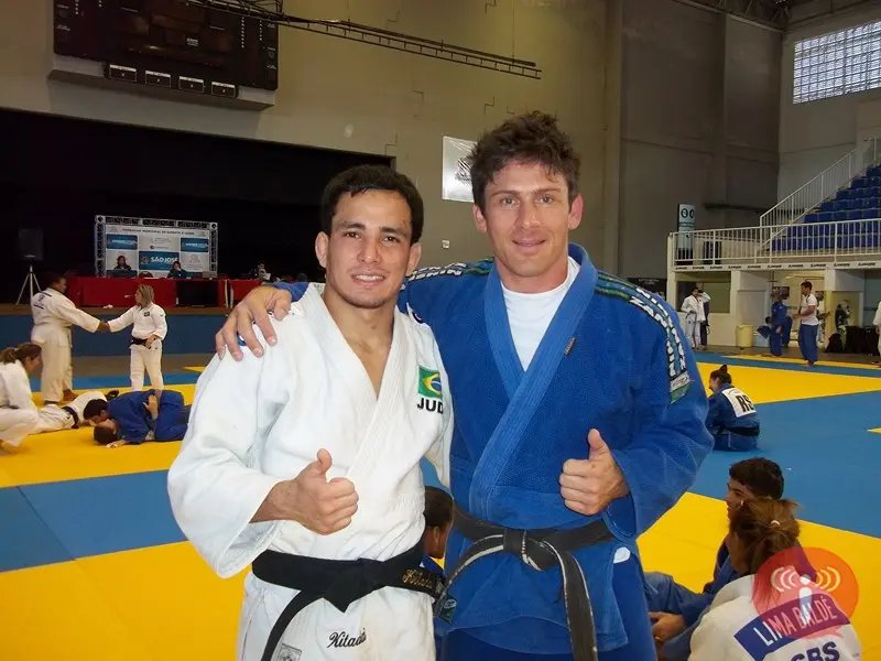 Atleta e treinador treinam com a seleção