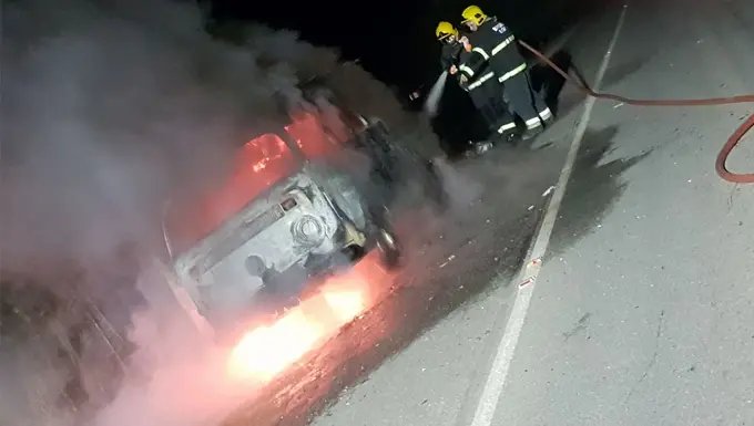 Kombi é tomada pelas chamas em rodovia de Canelinha