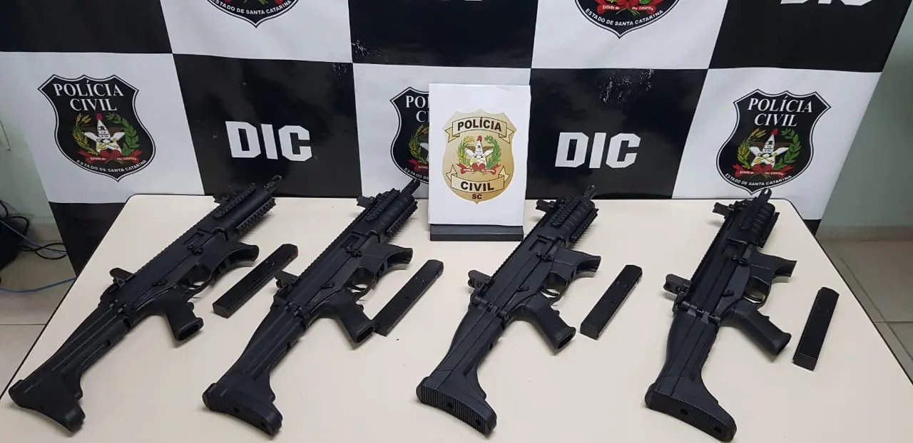 Pol&iacute;cia Civil de Brusque recebe uniformes e armas longas