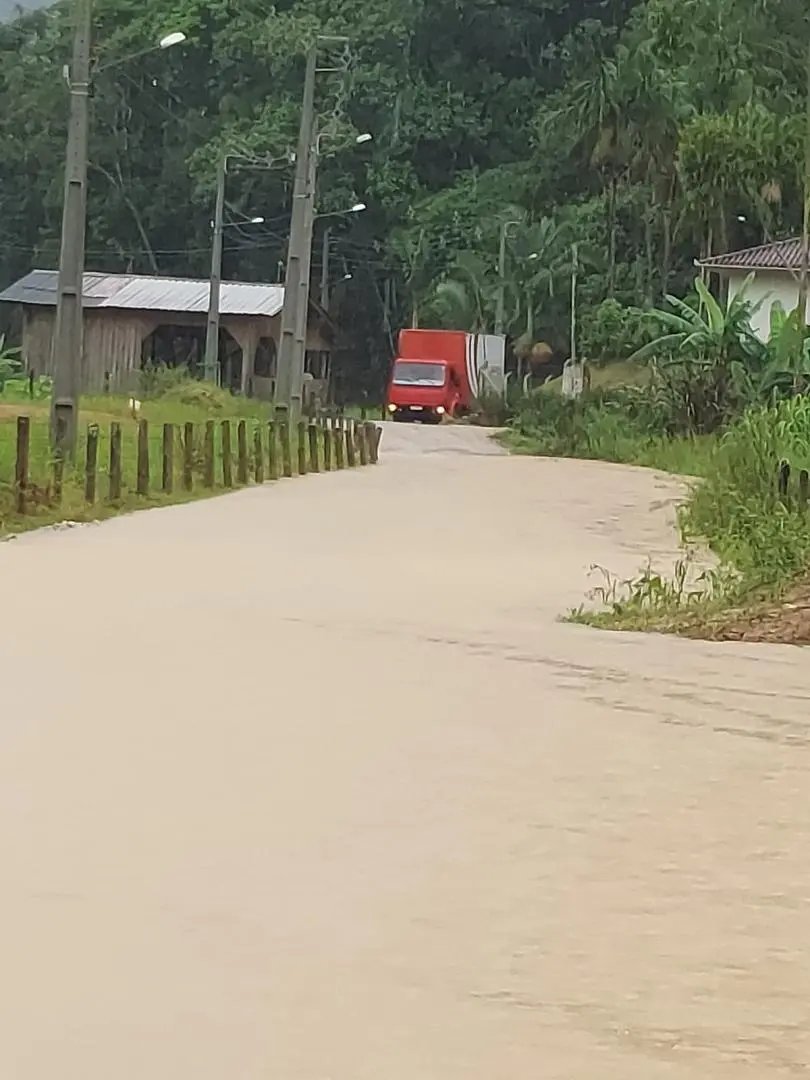 (V&Iacute;DEO) Moradores ficam ilhados no bairro Limeira 