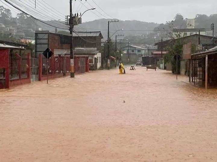 Prefeito visita loteamento Dom Nelson, escola Augusta Dutra de Souza e abrigo