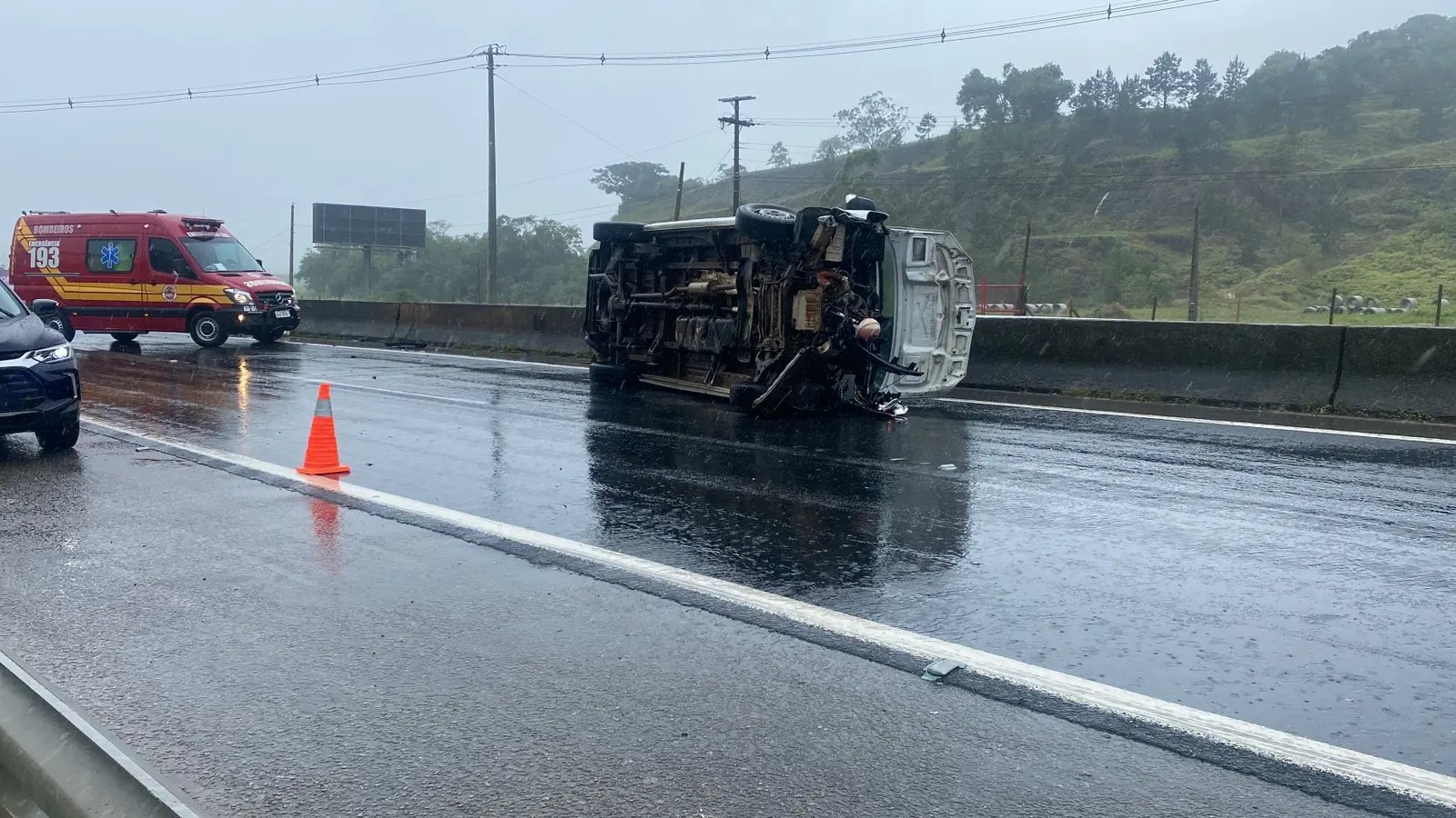 Van capota na BR-101 em Tijucas