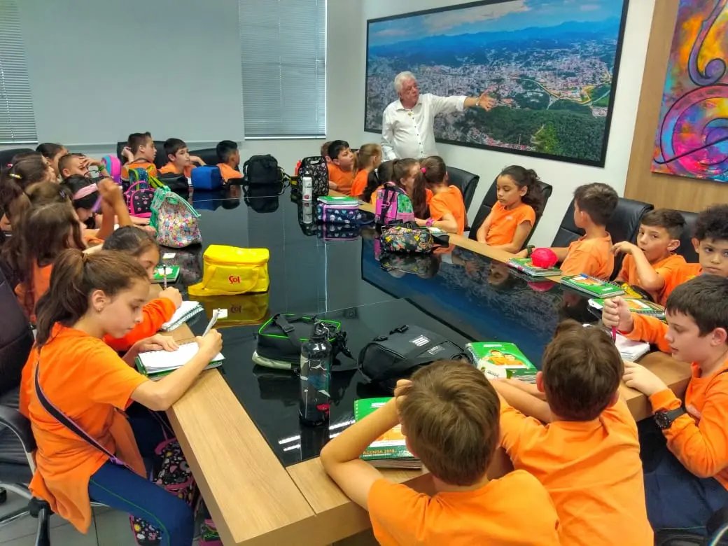 Alunos do Sesi Escola visitam prefeito de Brusque 