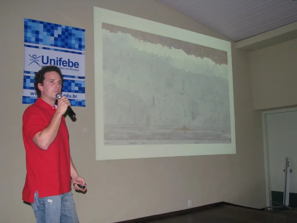 Unifebe realiza palestra com Álvaro Walendowsky