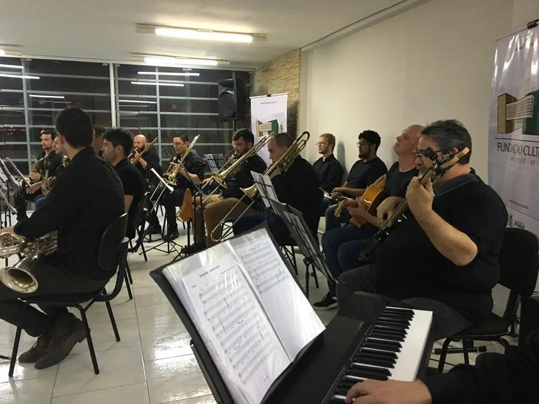 Big Band Brusque encerra atividades de 2019 com apresenta&ccedil;&atilde;o no teatro do CESCB