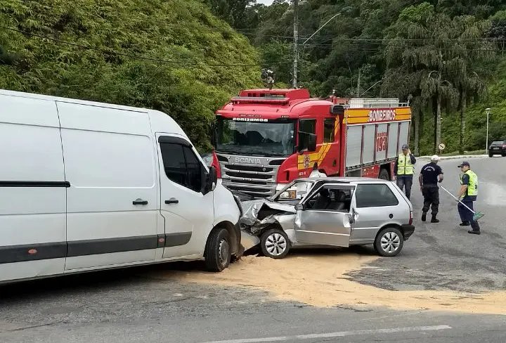 Colisão frontal deixa mulher ferida na Ponte do Maluche
