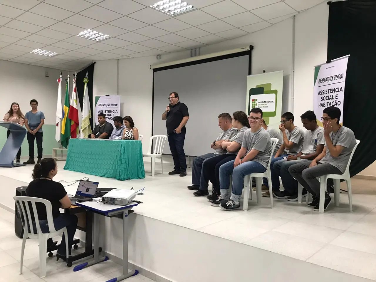 Foi realizada na sexta-feira a formatura dos alunos do curso Luz do Saber 
