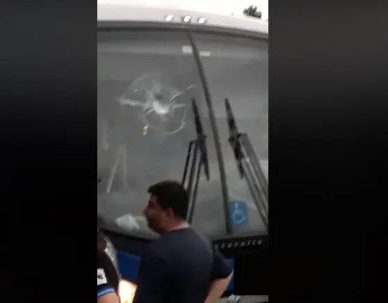 &Ocirc;nibus do Tubar&atilde;o &eacute; apedrejado quando sa&iacute;a de Brusque