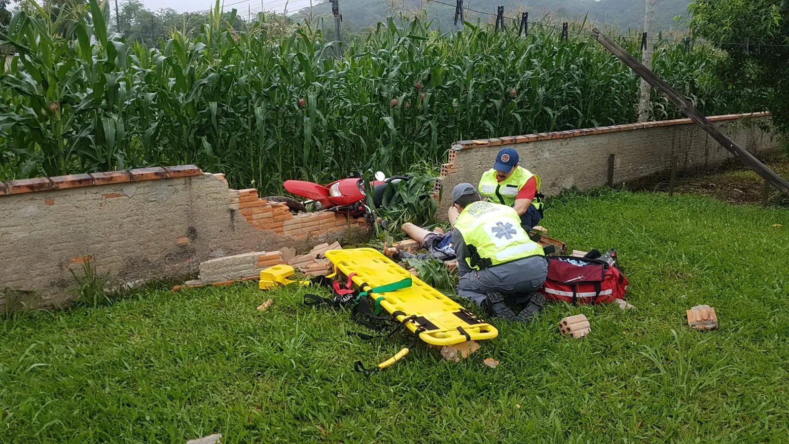 Jovem fica ferido ap&oacute;s moto colidir contra um muro 