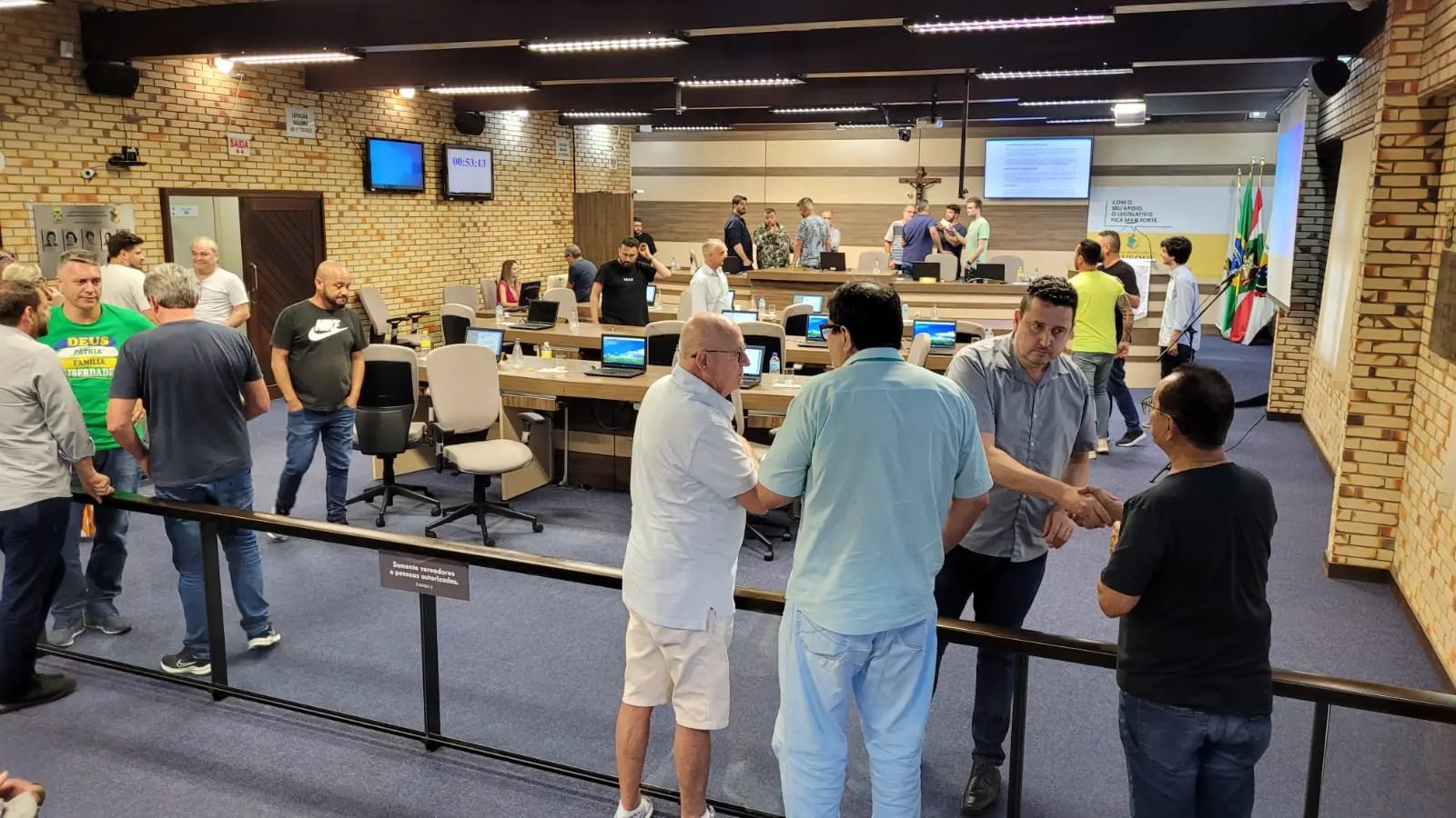 Em sess&atilde;o tensa, C&acirc;mara dia elei&ccedil;&atilde;o do novo presidente