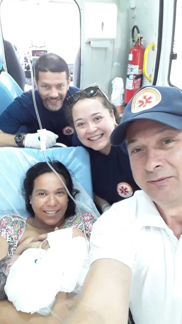 Mulher d&aacute; a luz na ambul&acirc;ncia do Samu