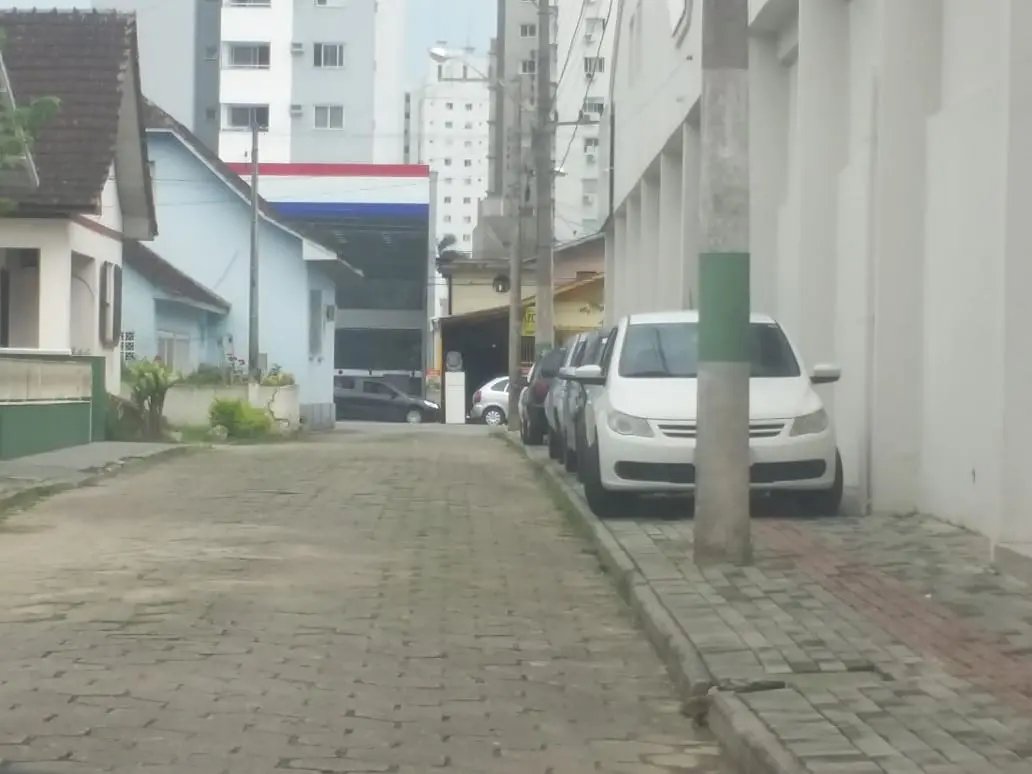 Carros s&atilde;o flagrados estacionados sobre a cal&ccedil;ada