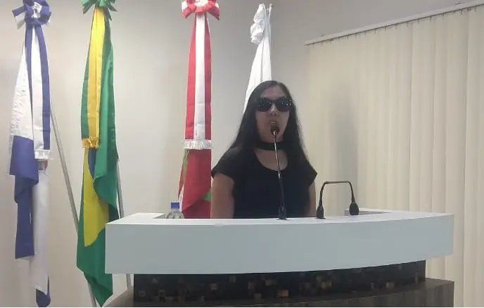 Vereadora com defici&ecirc;ncia visual assume uma cadeira no legislativo