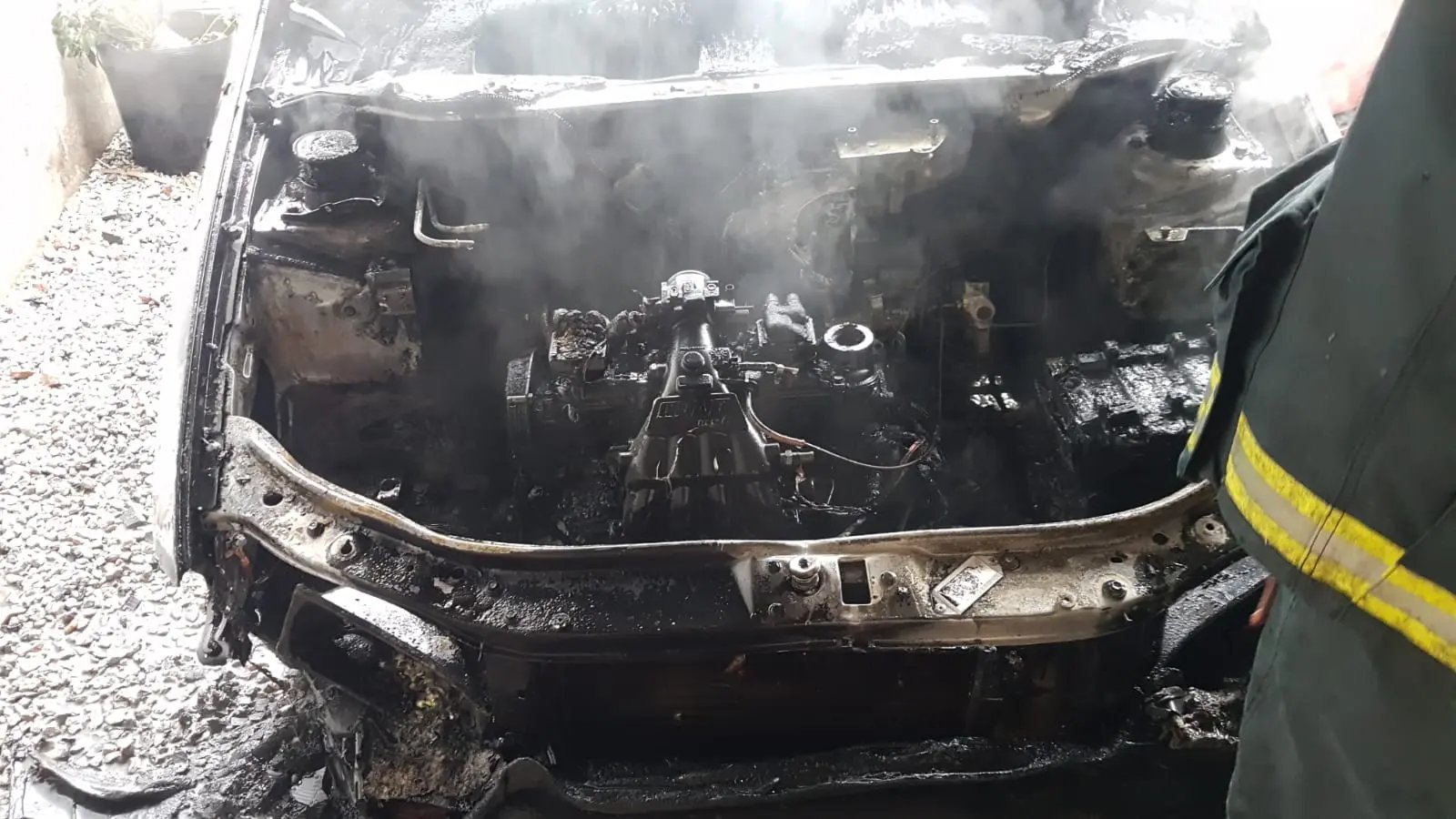 Ve&iacute;culo pega fogo no Centro de Guabiruba