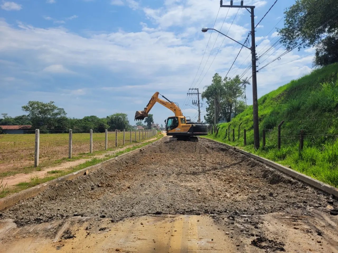 Obras interditam rua Itaja&iacute; no Limoeiro