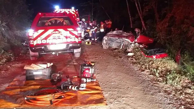 Ve&iacute;culo capota em ribanceira com 10m de altura
