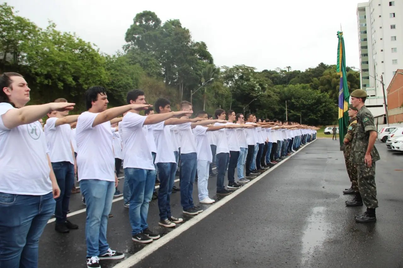Jovens recebem certificado de dispensa de incorpora&ccedil;&atilde;o