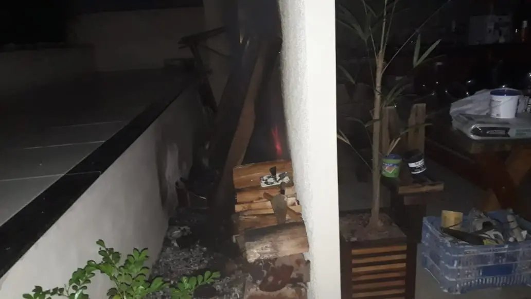 Bombeiros combatem inc&ecirc;ndio em resid&ecirc;ncia no Jardim Maluche