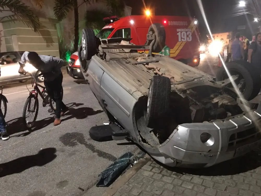 Carro capota na Otto Renaux