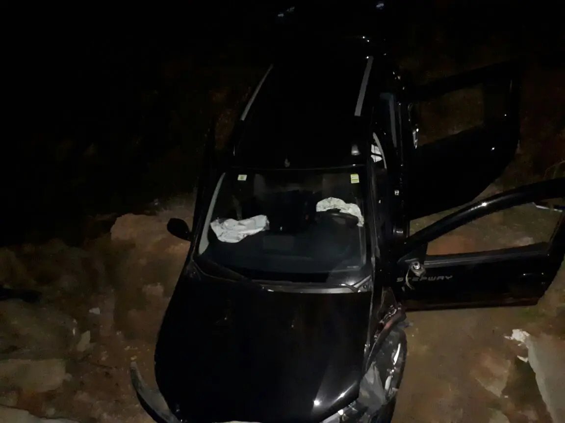 Carro cai na ribanceira com quatro pessoas dentro