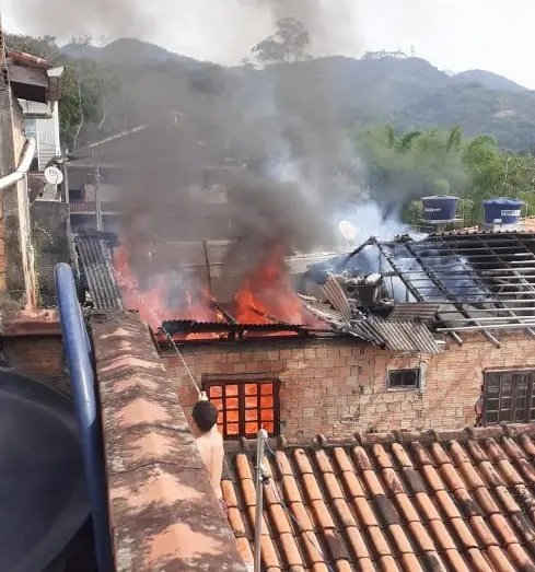 Mulher fica ferida em inc&ecirc;ndio no bairro Paquet&aacute;