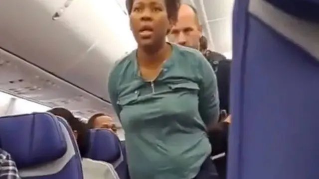 Mulher tenta abrir porta de avi&atilde;o em voo