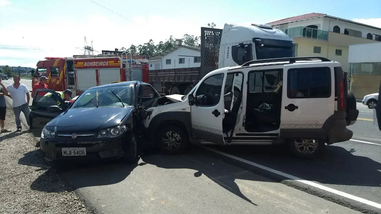 Dois no hospital após colisão na Antônio Heil