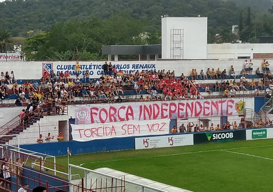 &ldquo;Torcida sem voz&rdquo; protesta a torcida For&ccedil;a Independente