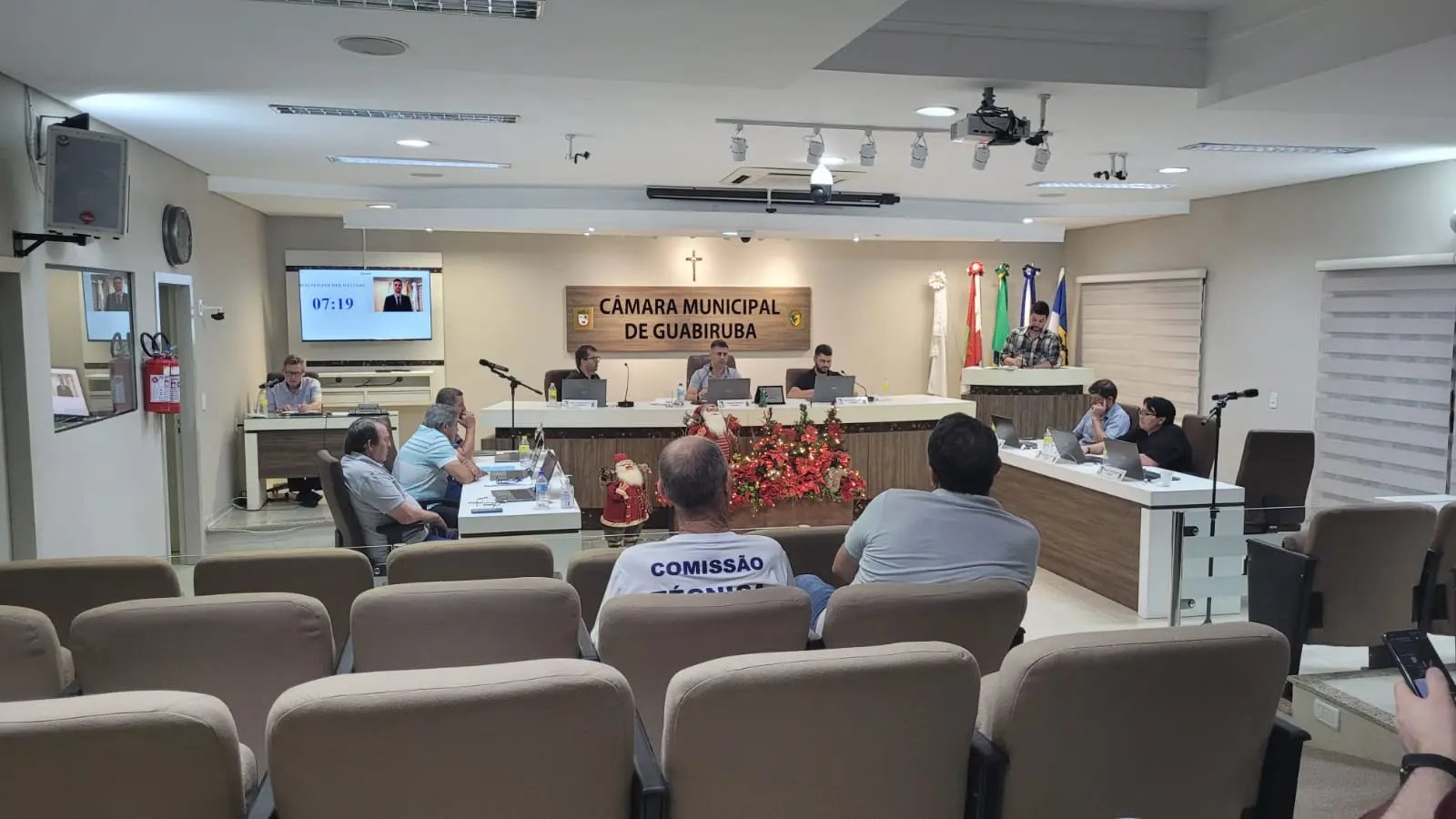 (V&Iacute;DEO) Poder p&uacute;blico cobra, mas n&atilde;o d&aacute; exemplo, diz vereador