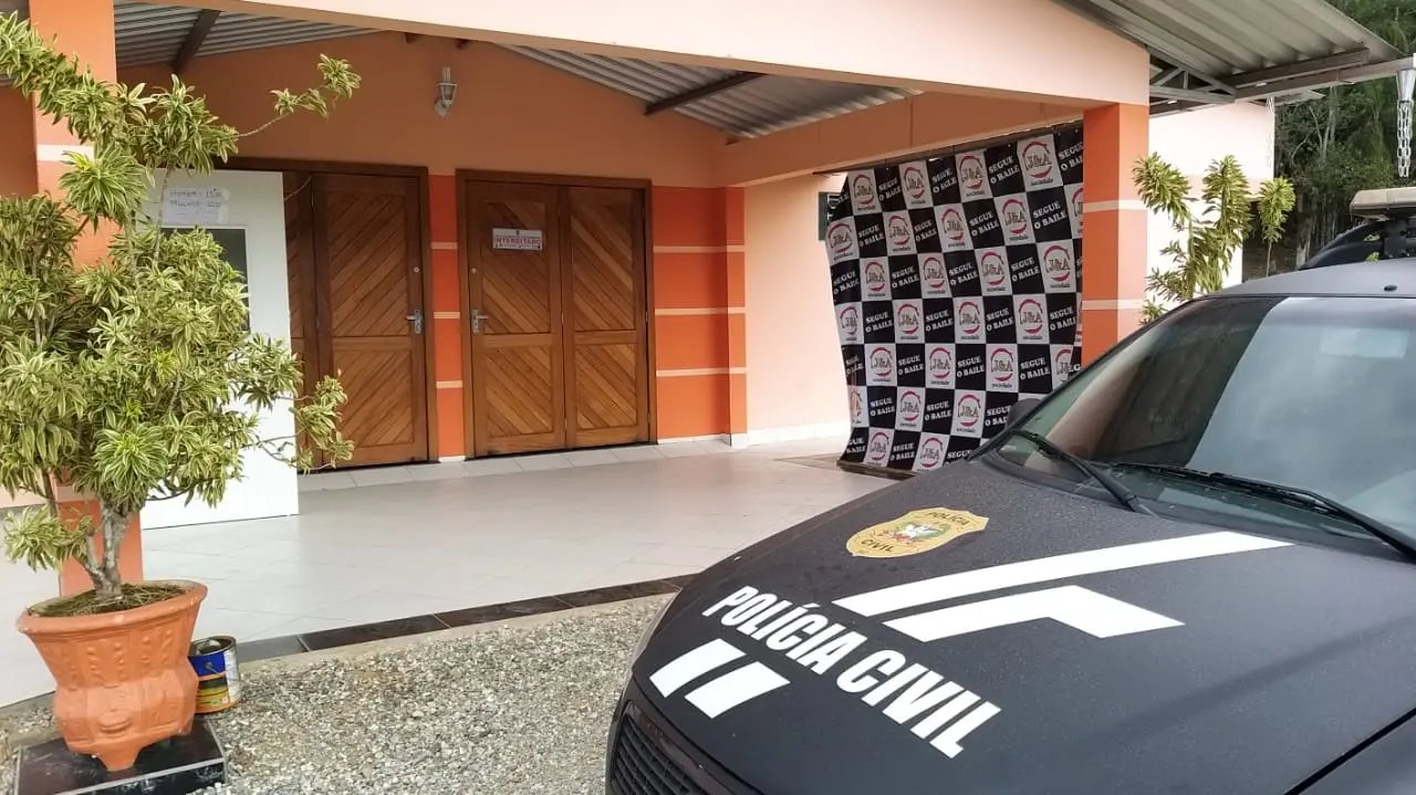 Pol&iacute;cia Civil interdita casa noturna no Thom&aacute;s Coelho