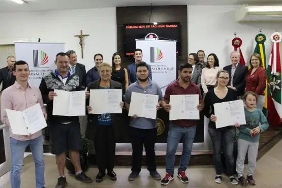 Fam&iacute;lias recebem matr&iacute;culas de im&oacute;veis em S&atilde;o Jo&atilde;o Batista