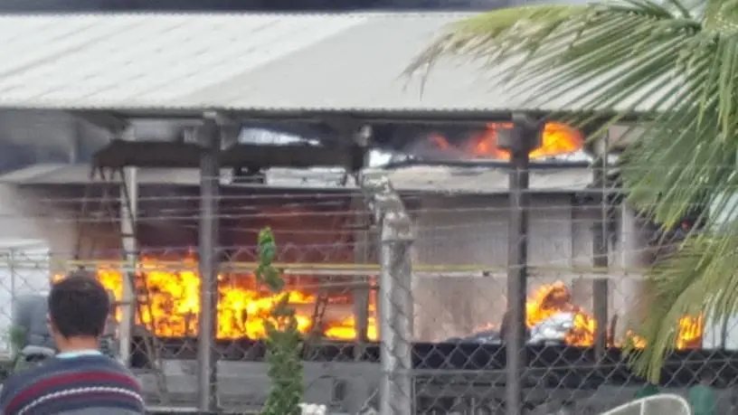 Inc&ecirc;ndio movimenta bombeiros no Bairro Limeira 