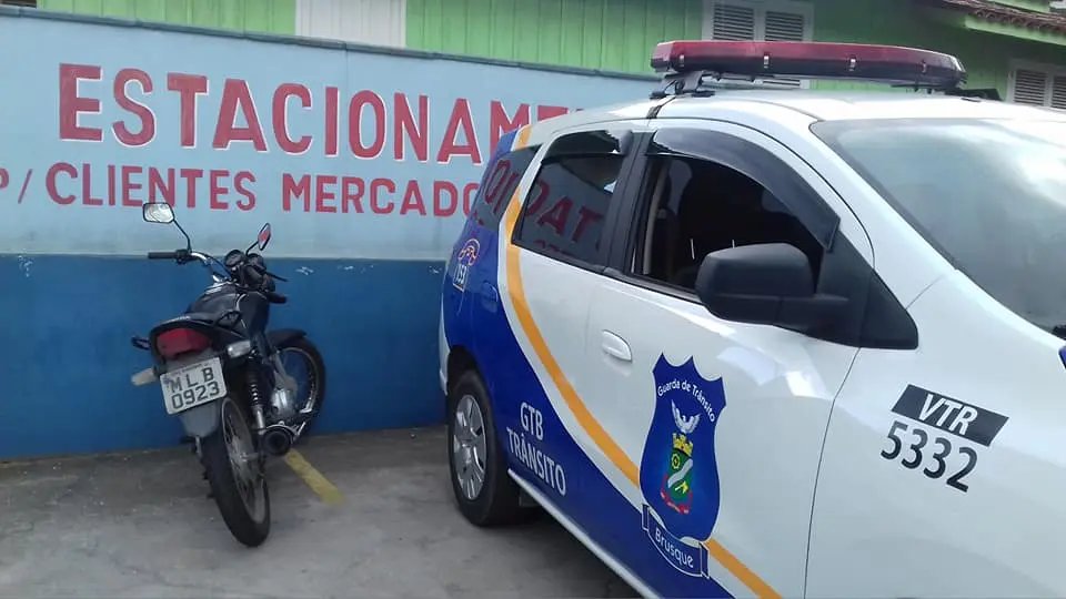 Guarda de Tr&acirc;nsito recupera motocicleta com registro de furto