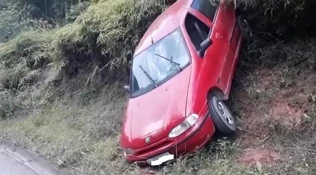Ve&iacute;culo se perde e sai da pista no acesso ao Limeira