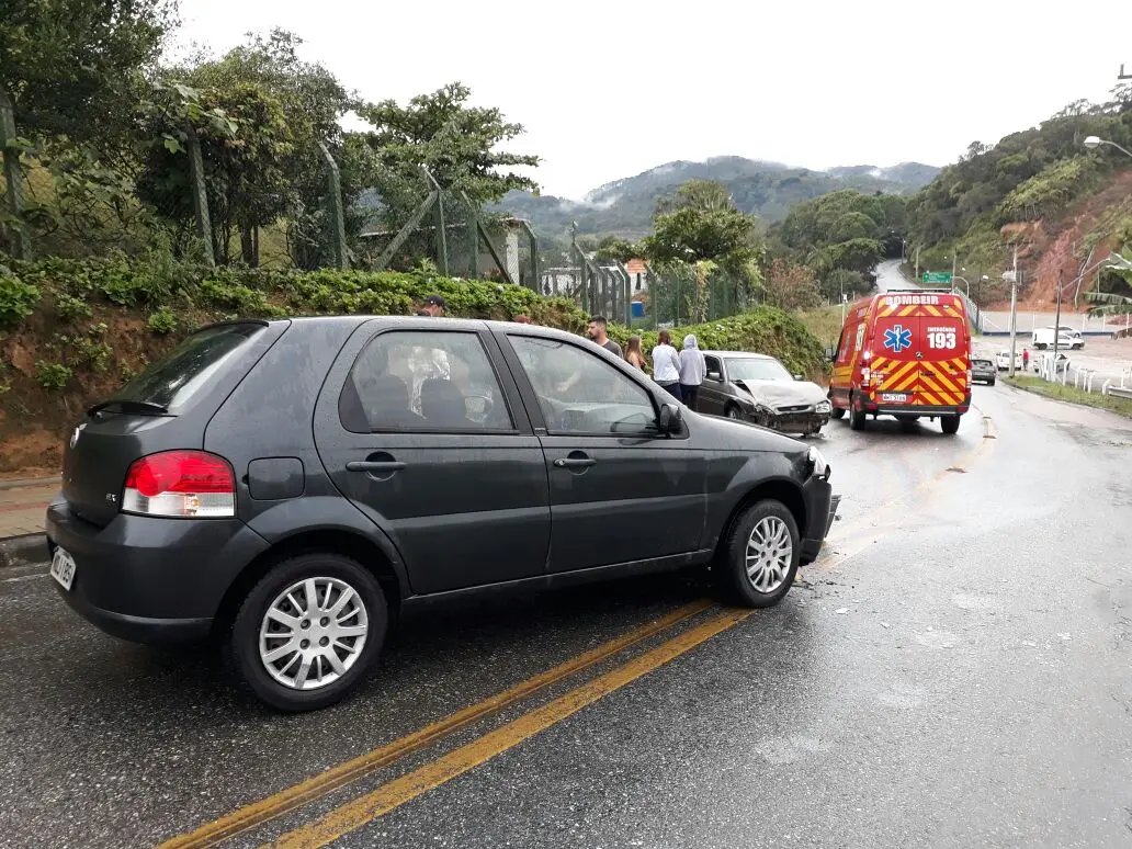 Jovem se fere em colisão frontal