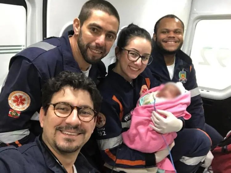 Rec&eacute;m-nascida &eacute; encontrada em caixa de papel&atilde;o