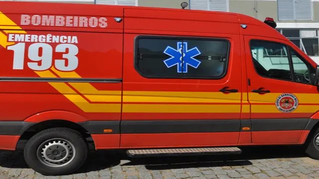 Colis&atilde;o entre carro e moto fere uma pessoa