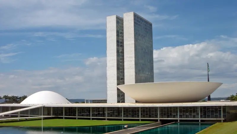 Congresso analisa vetos e multa de 10% do FGTS