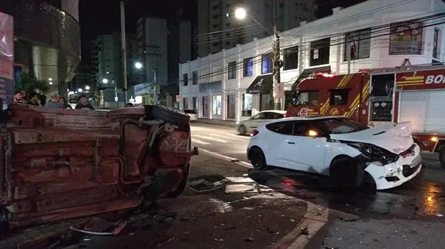 Colis&atilde;o seguida de capotamento na Jo&atilde;o Bauer