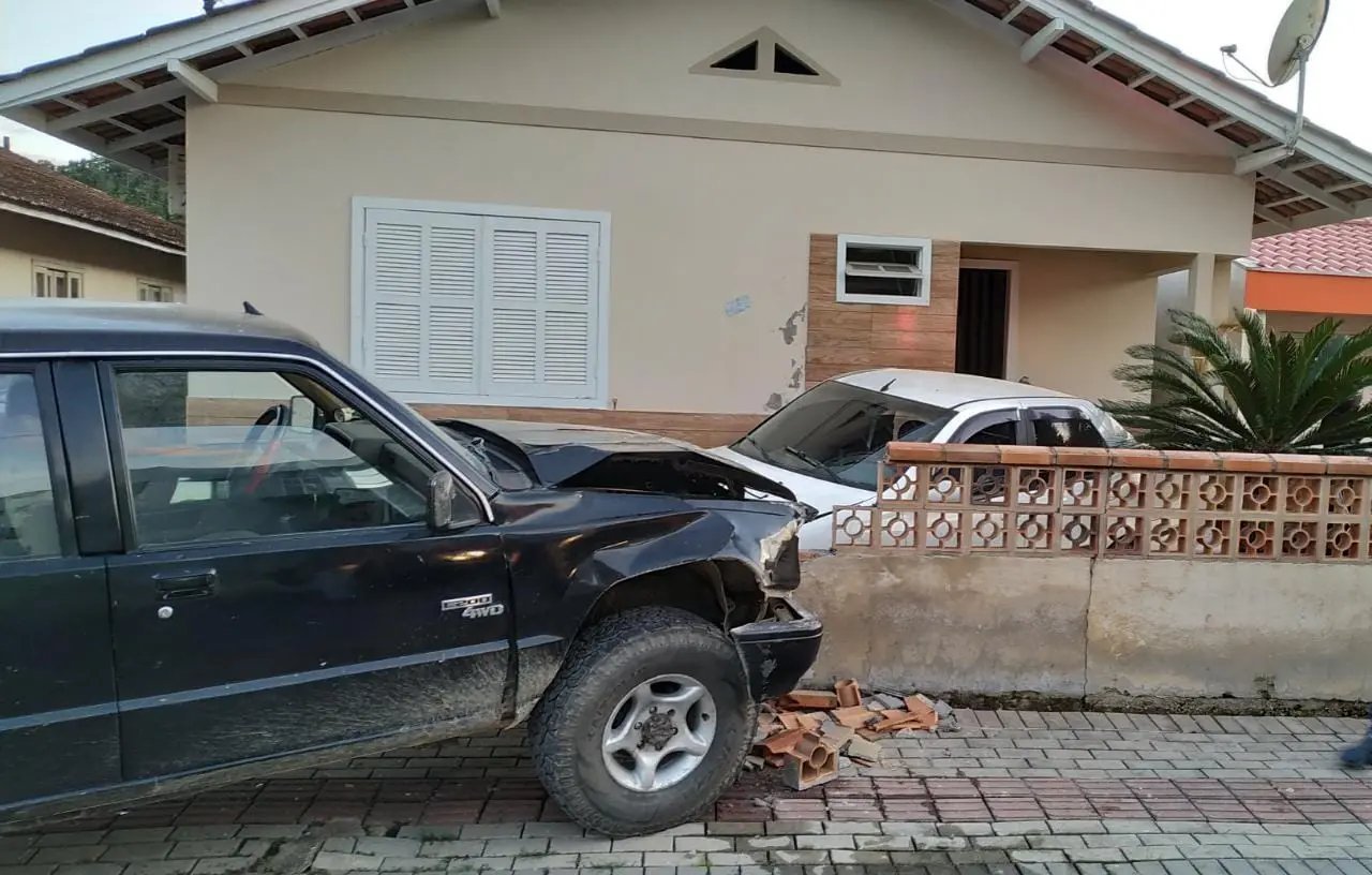 Acidente com dois ve&iacute;culos deixa uma pessoa ferida no bairro Guabiruba Sul 