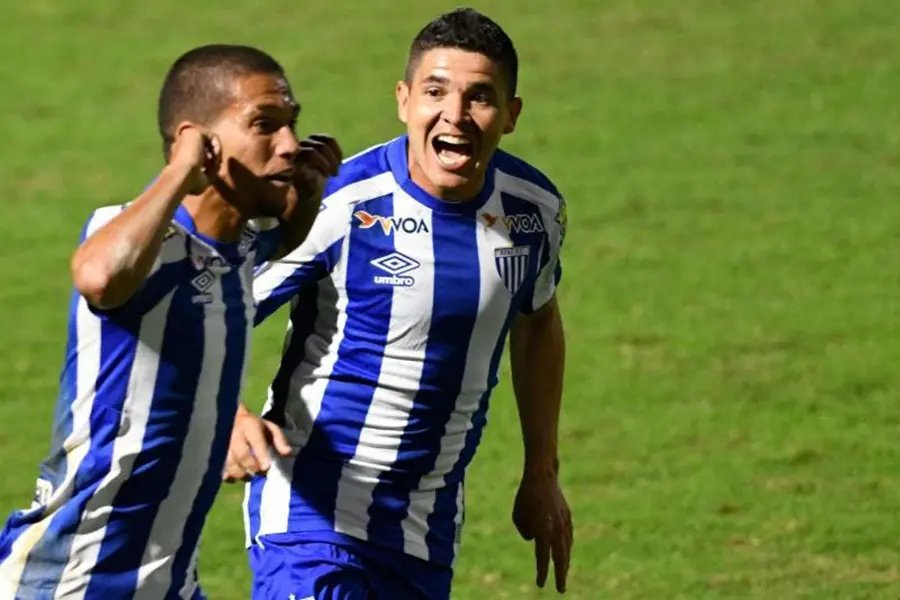 Ava&iacute; tira a vantagem da Chape na final