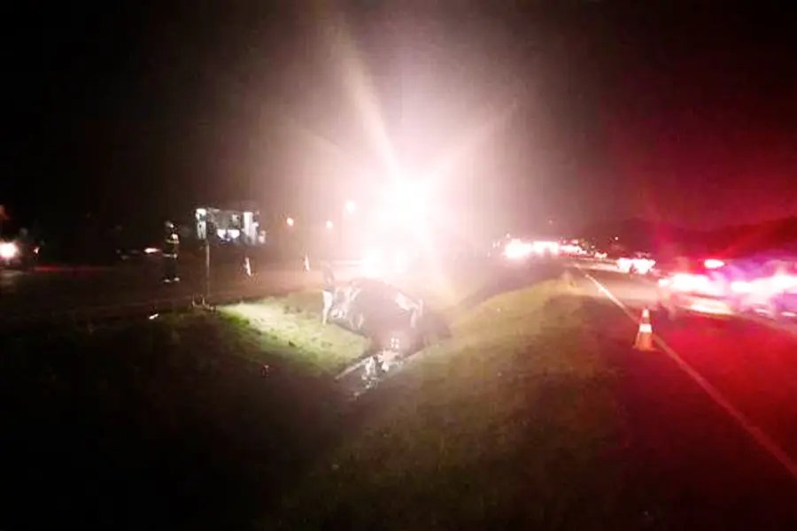 Carro capota na BR-470 em Gaspar