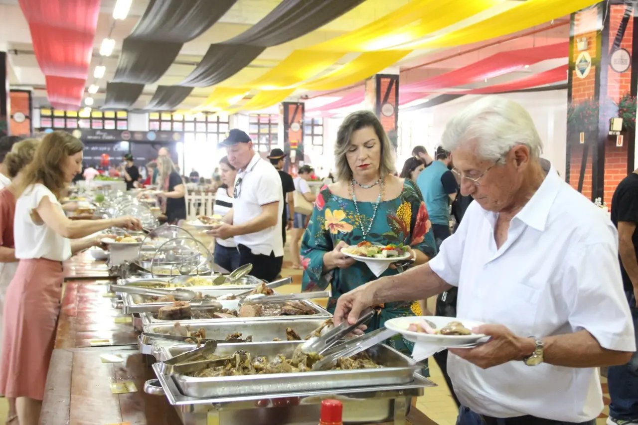 Fenafesteiros j&aacute; consumiram mais de cinco mil pratos t&iacute;picos e mais de 50 mil copos de chope