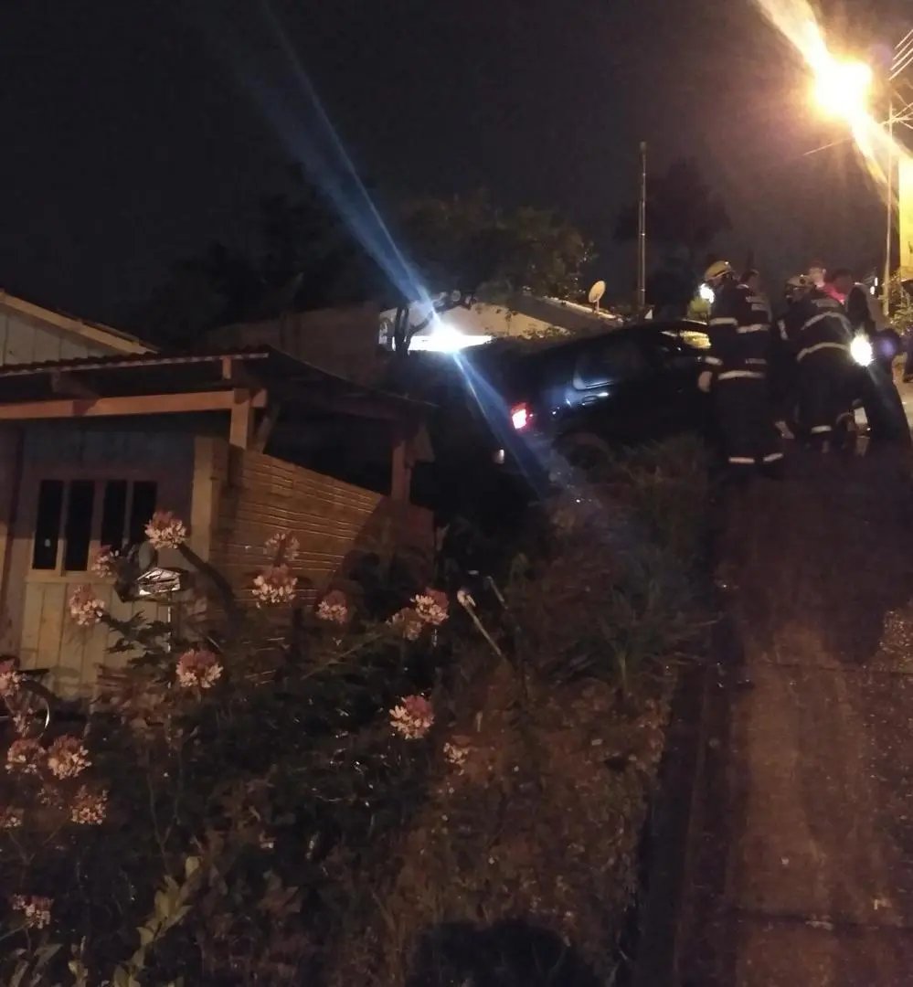 Carro despenca e quase atinge resid&ecirc;ncia