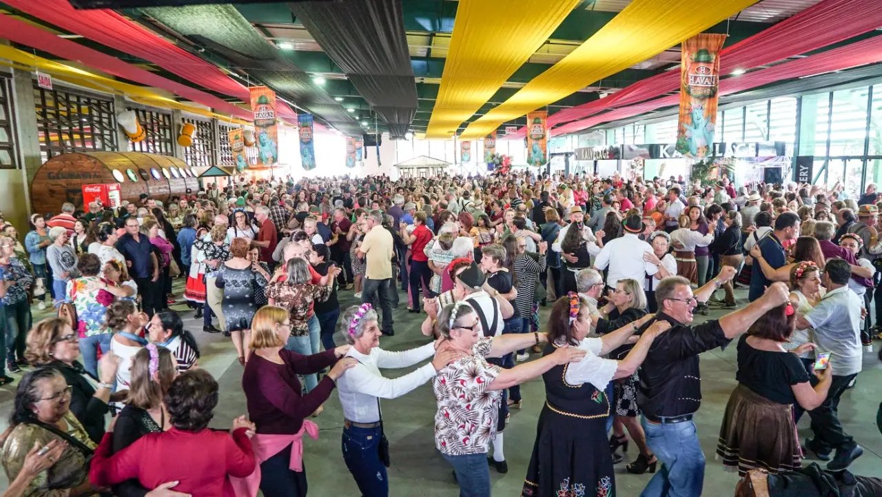 Fenarreco da Feliz Idade leva centenas de idosos &agrave; festa mais gostosa do Brasil