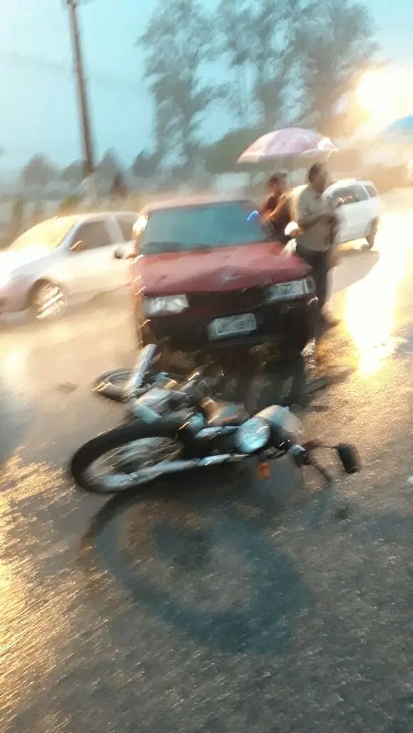 Moto e carro colidem na Ivo Silveira
